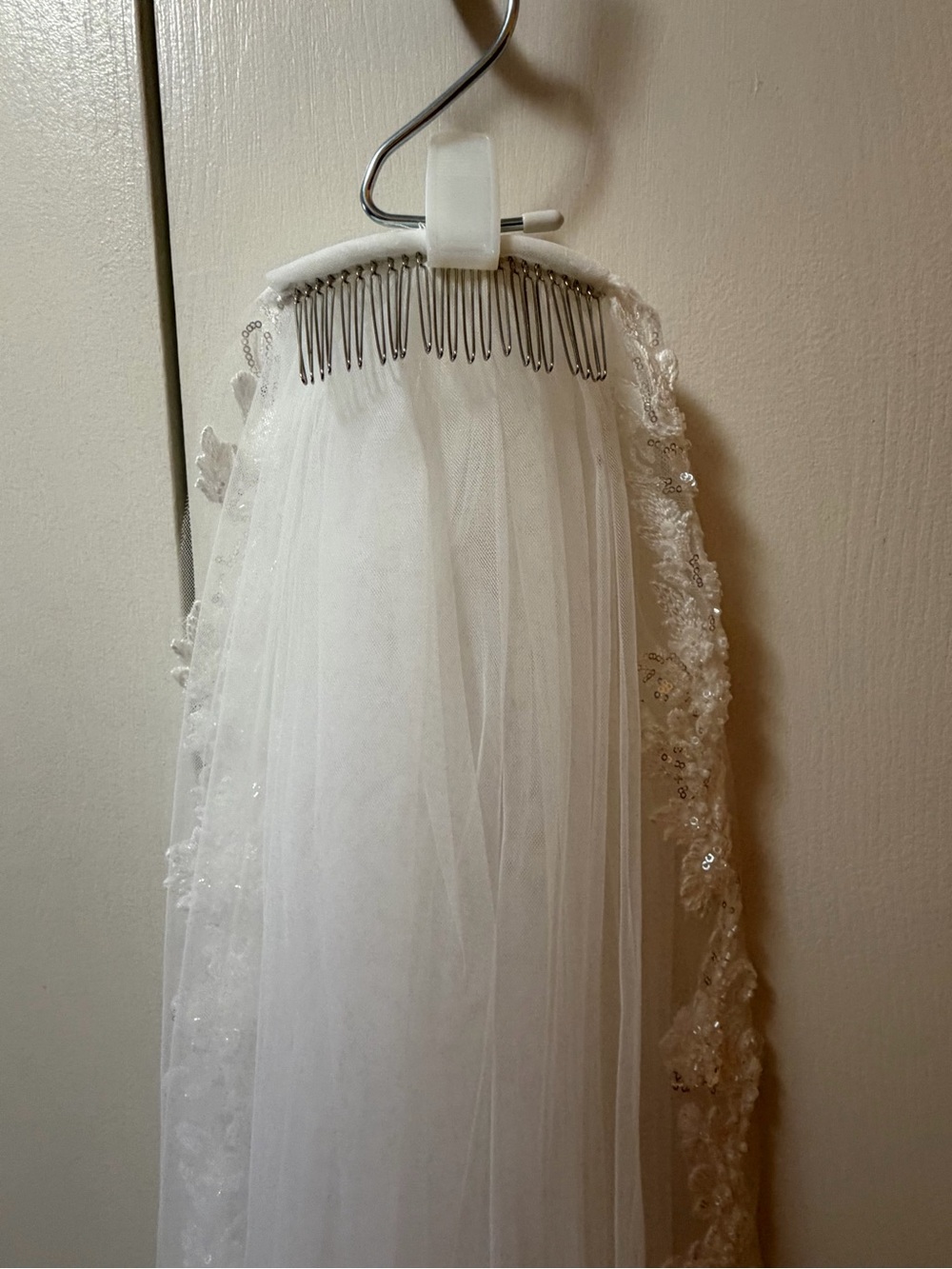 Embroidered Lace Bridal Veil Trim in Ivory - Picture 3 of 11